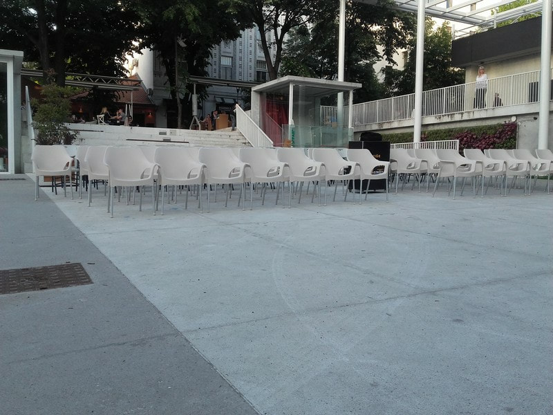 plasticne stolice za konferencije