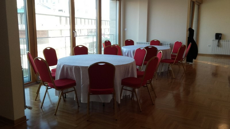iznajmljivanje stolova i stolica za slavu cena Beograd