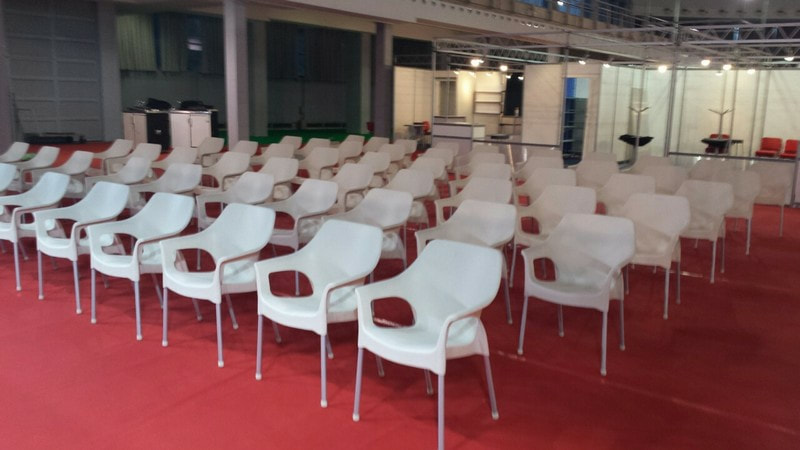iznajmljivanje belih stolica za proslavu firme