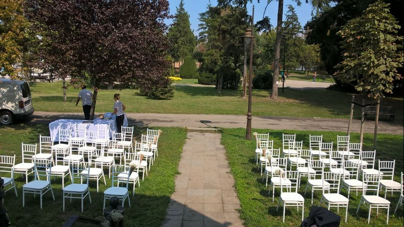 bele stolice za vencanje iznajmljivanje